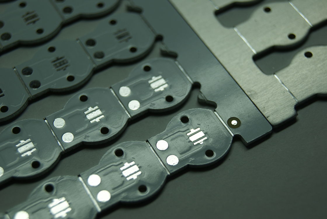 Μεταλλικό PCB υψηλής θερμικής αγωγιμότητας με λευκή μεταξοειδής οθόνη και γέφυρα μεταξοειδούς οθόνης 0,1 mm Min για θερμική διαχείριση