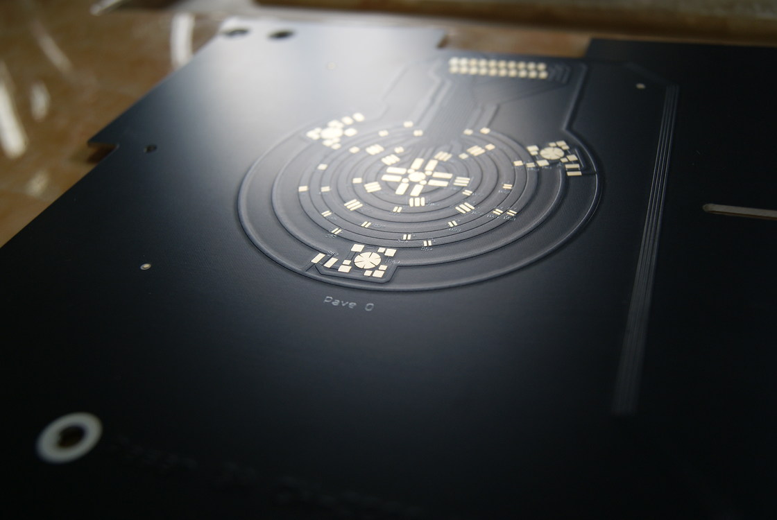 Μαύρο μεταλλικό PCB PTTC με μεταξοτυπία, με 2-16 στρώσεις για βέλτιστη λειτουργικότητα και ανθεκτικότητα